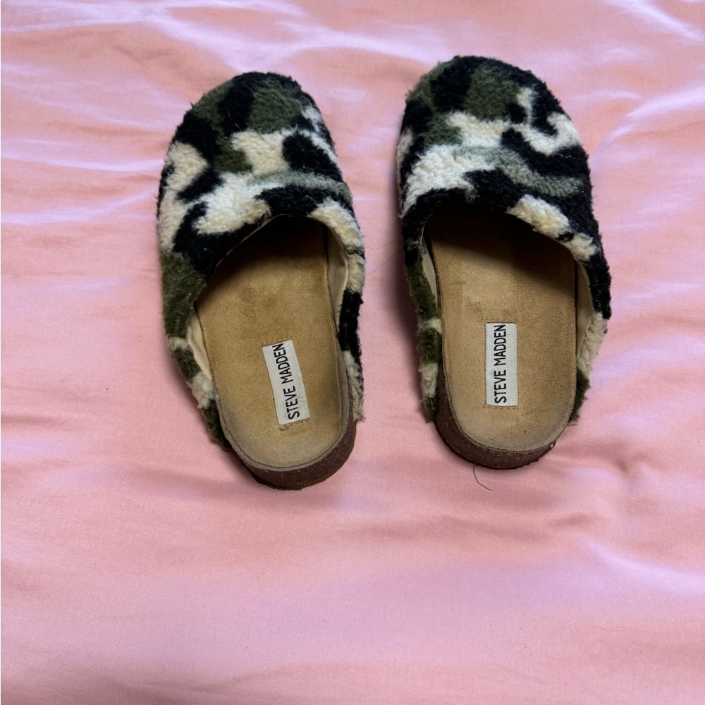 Steve Madden | Camo Print Slides | size 8 - Picture 2 of 4